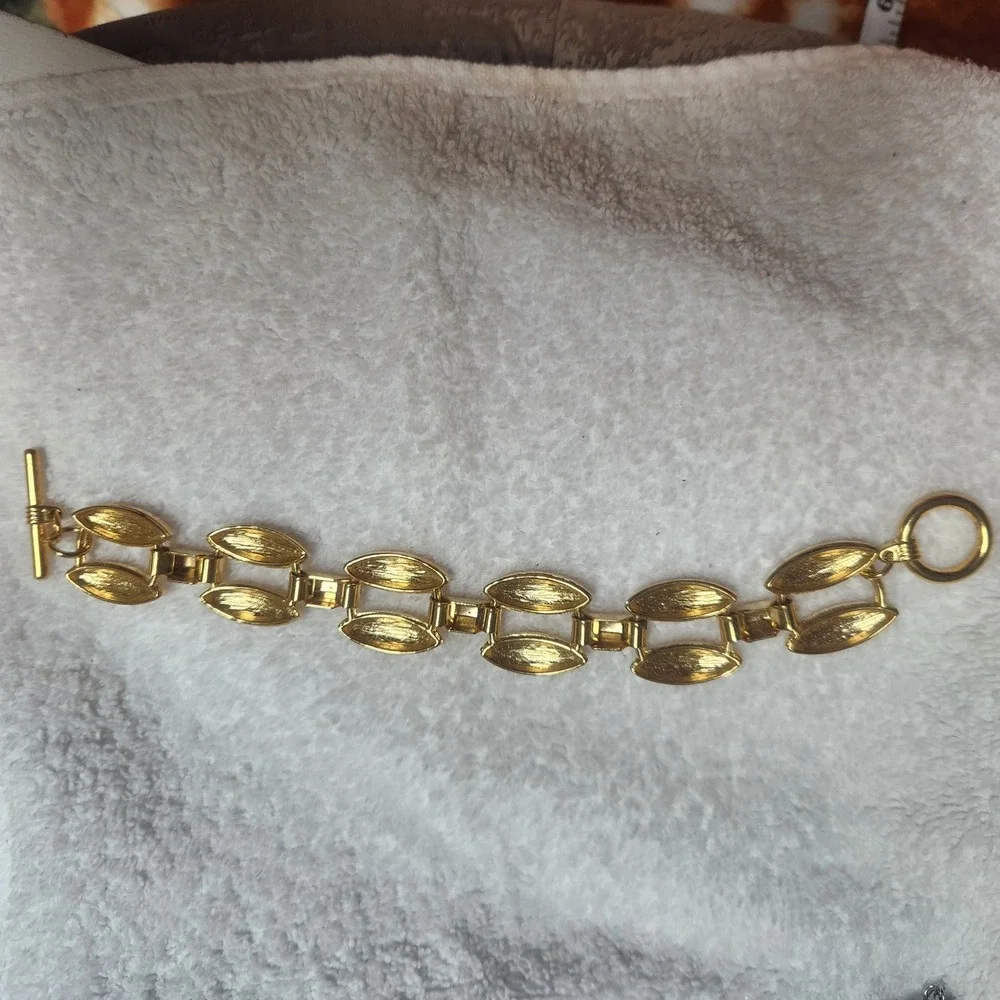 Vintage Gold Tone Marquise Link Toggle Clasp Statement Bracelet 7.5 Inch